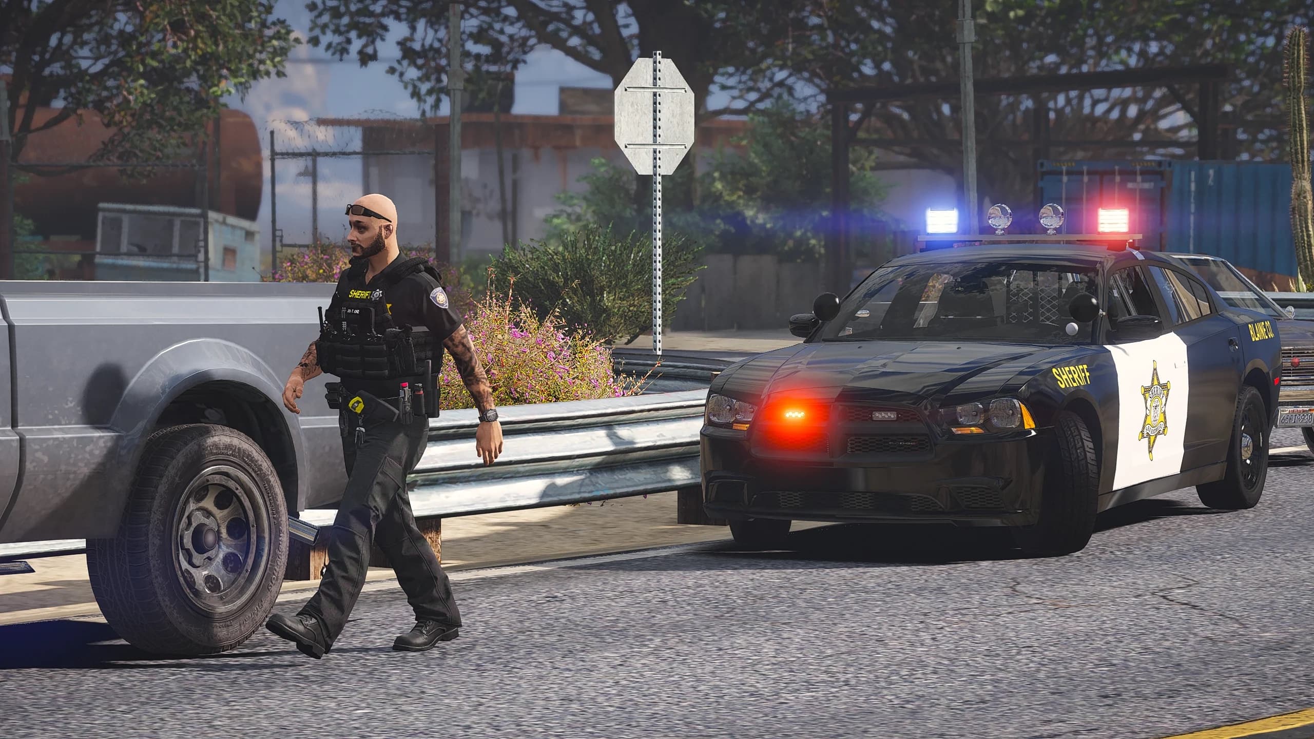 Deputy des Los Santos Sheriff Department zwischen zwei Einsatzfahrzeugen am Straßenrand