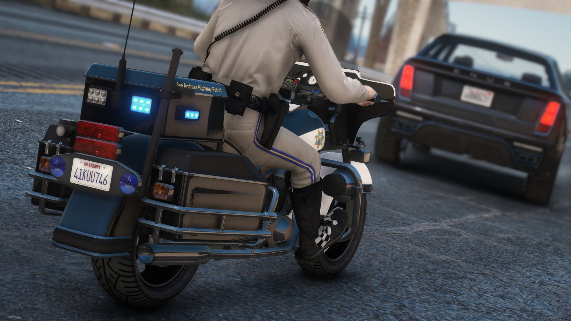 Beamter der San Andreas Highway Patrol auf einem Dienstmotorrad im Verkehr
