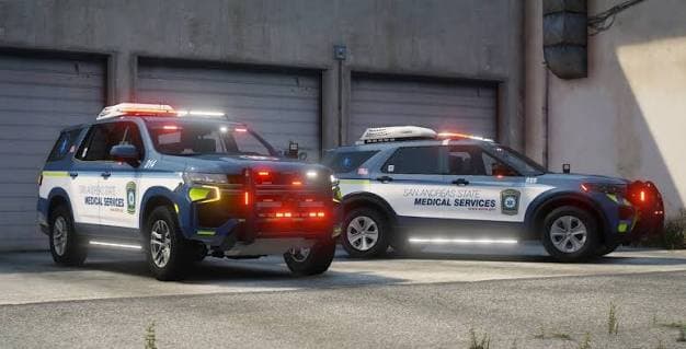 Einsatzfahrzeuge der San Andreas Medical Services vor einer Fahrzeughalle